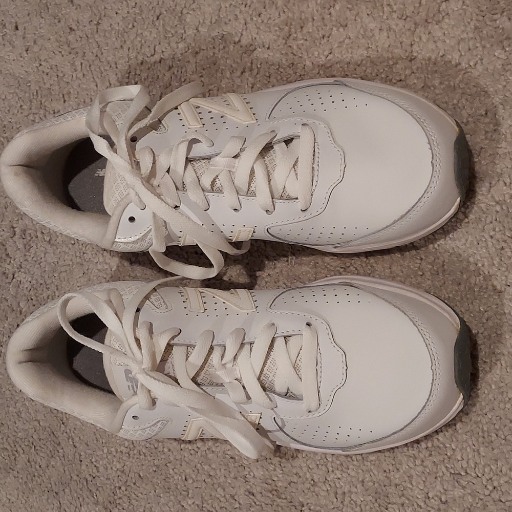 Mens New Balance 411, white, sz. 9, walking shoe.